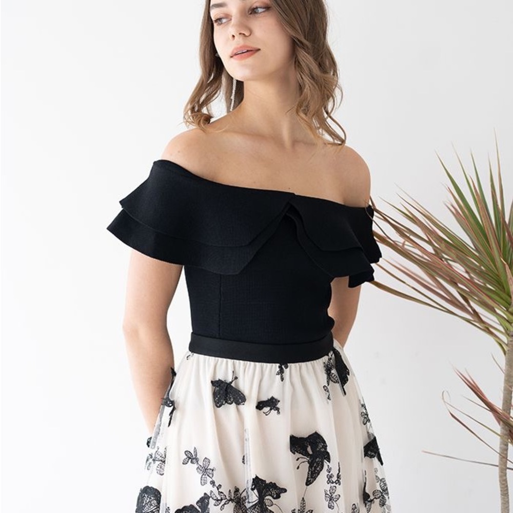 Chicwish OFF-SHOULDER TIERED CROPPED KNIT TOP IN BLACK